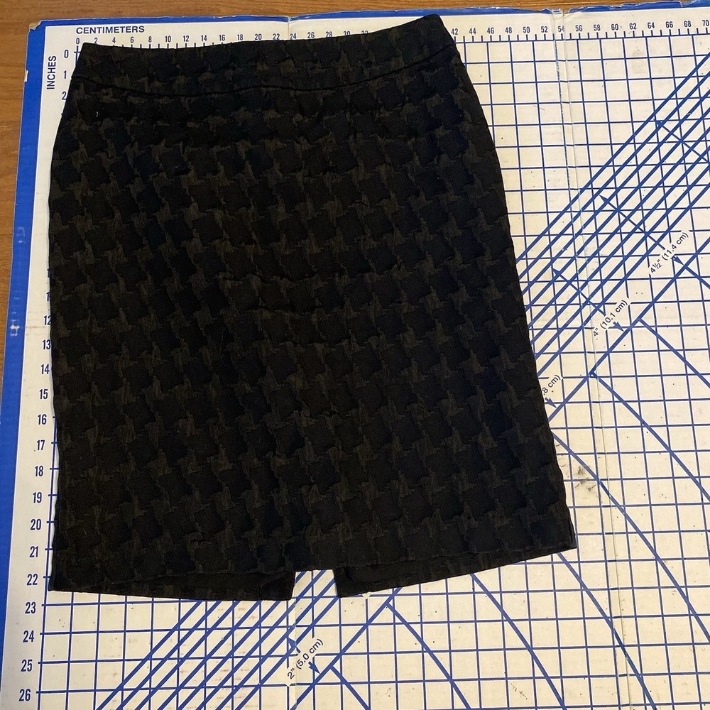 Jaclyn Smith Houndstooth Print Pencil midi Skirt  Size 8  Black on Black  preppy